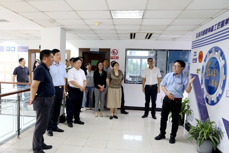 2020年7月29日，時(shí)任浙江省政協(xié)常委、社法委副主任、省總工會副主席、一級巡視員董建偉蒞臨景興紙業(yè)調(diào)研新時(shí)代工匠培育工作