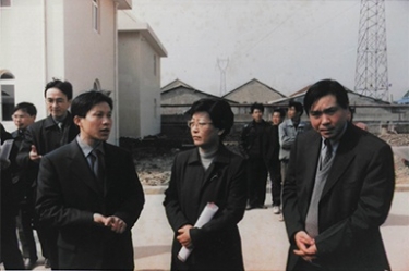2001年2月20日，時(shí)任國家環(huán)保局副局長汪紀(jì)戎一行視察公司